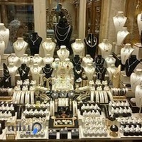 دکور طلا و مانکن ویترین طلا فروشی یونیک