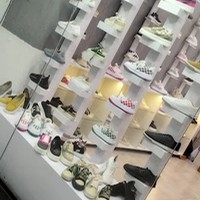 فروشگاه کفش عجیب سرا