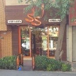 قهوه و خشکبار لی لی