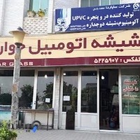 شیشه اتومبیل جوان