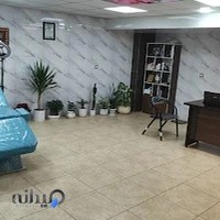 کلینیک پوست مو و زیبایی دکتر رامین نشسته