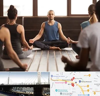 مربی یوگا در پارک وی