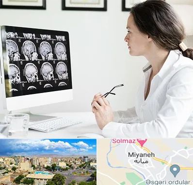 رادیولوژیست خانم در میانه